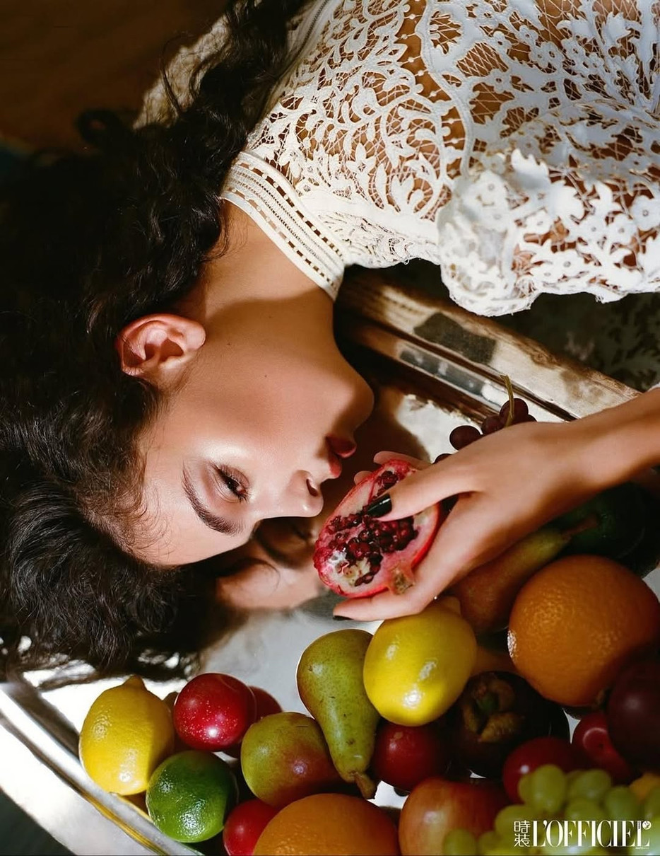Дева Кассель у мереживній сукні полежала біля фруктів для фото в глянці