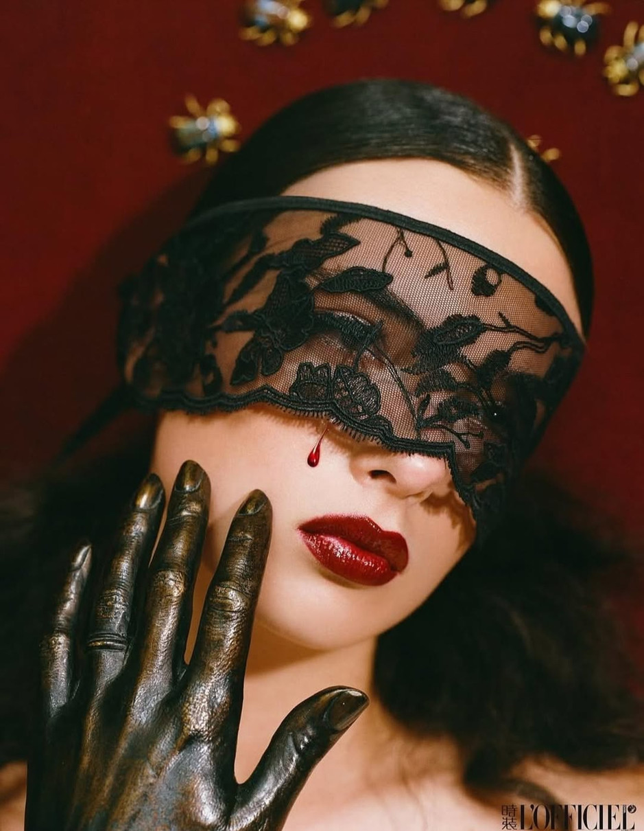 Дева Кассель з мереживною пов'язкою на обличчі млосно попозувала для журналу