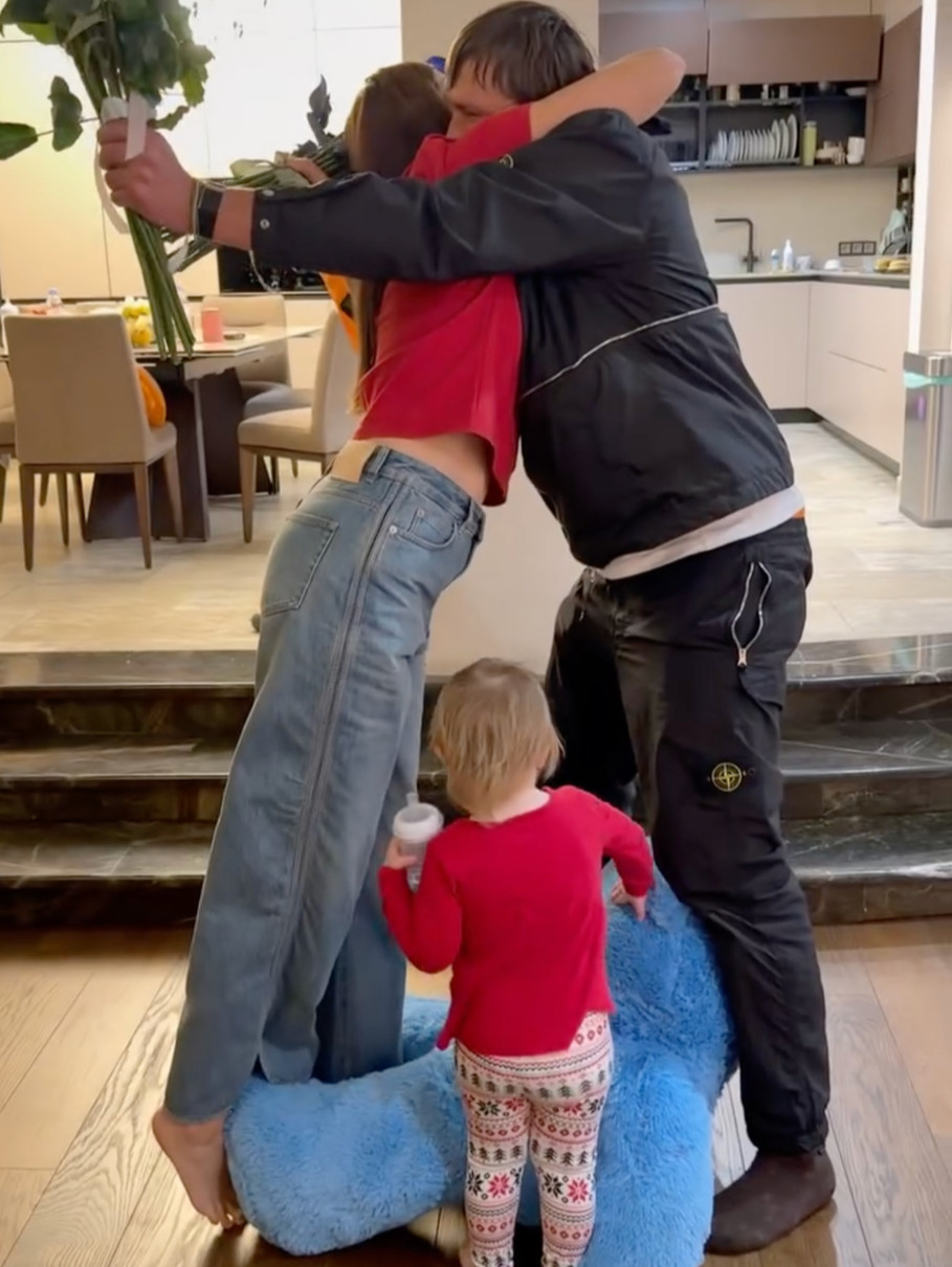 Олександр Усик обійняв дружину на милому відео