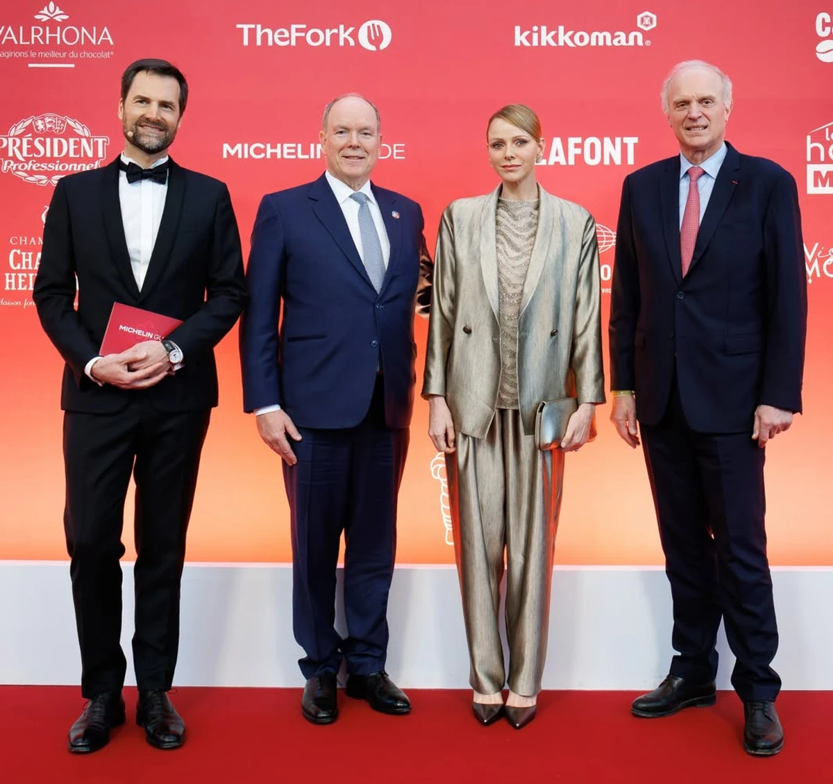 Княгиня Монако Шарлін у блискучому костюмі попозувала на івенті