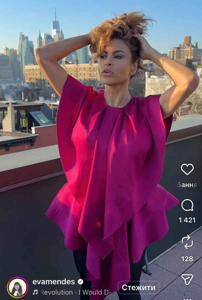 Єва Мендес показалася в яскравому образі