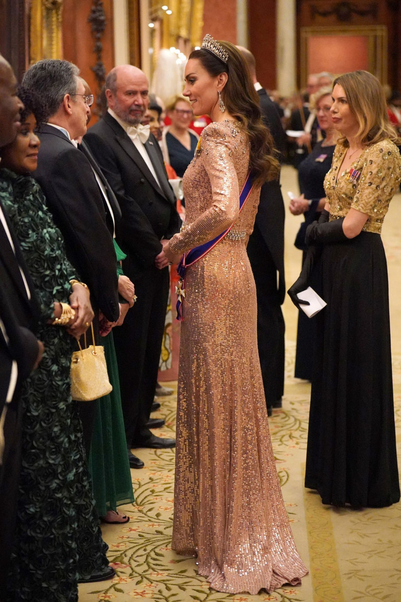 Міддлтон вдягала цю сукню із цією тіарою влітку, на весілля спадкоємця престолу Йорданії