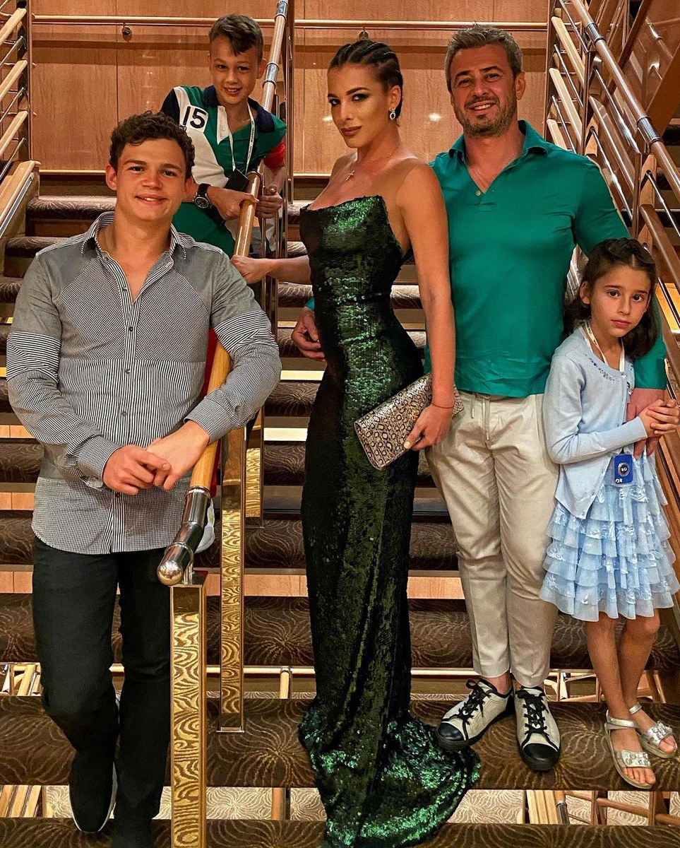 До речі, Романовська зі своїм чоловіком, підприємцем Андрієм Романовським разом вже 17 років і виховують трьох дітей