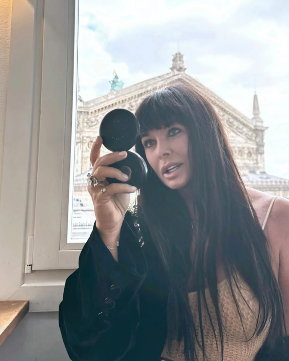 Ассія Ахат дивиться у дзеркало