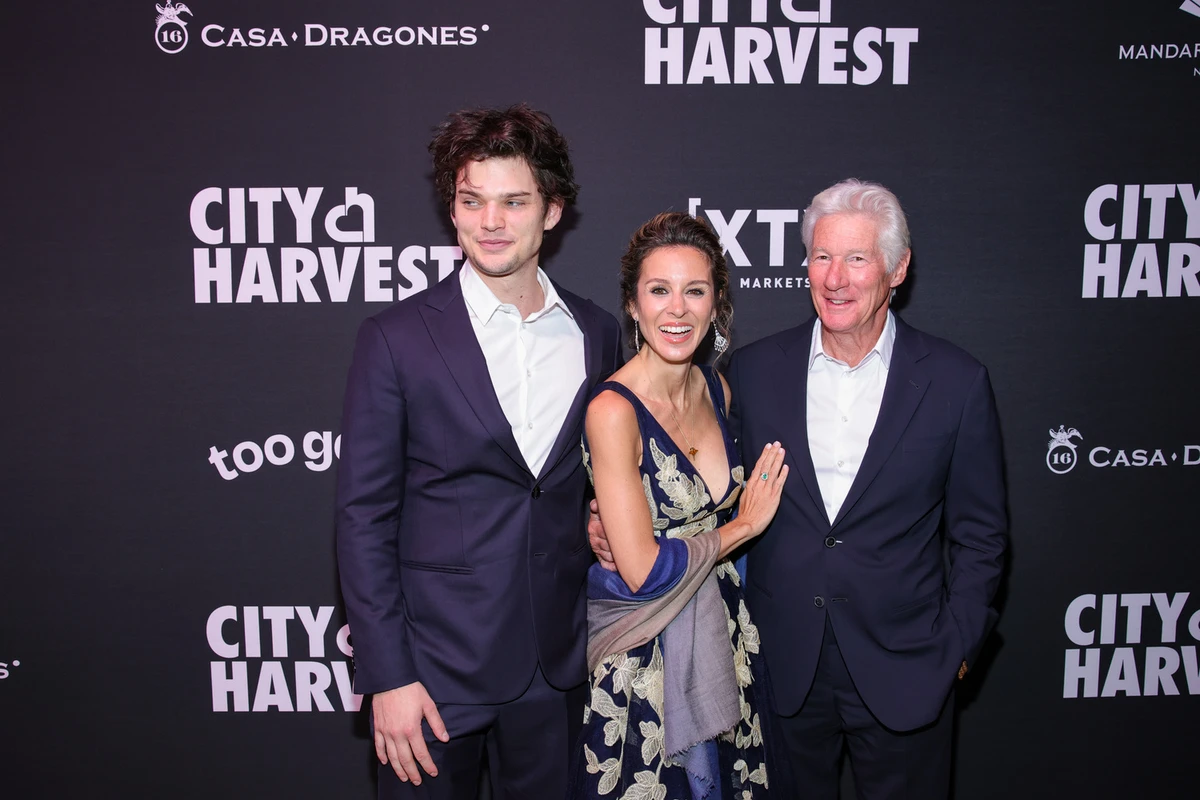 Річард Гір із сином і дружиною показався на хіднику