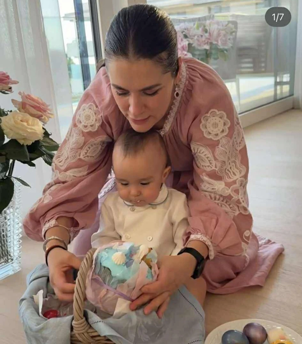 Адаму вперше дали скуштувати пасочку 