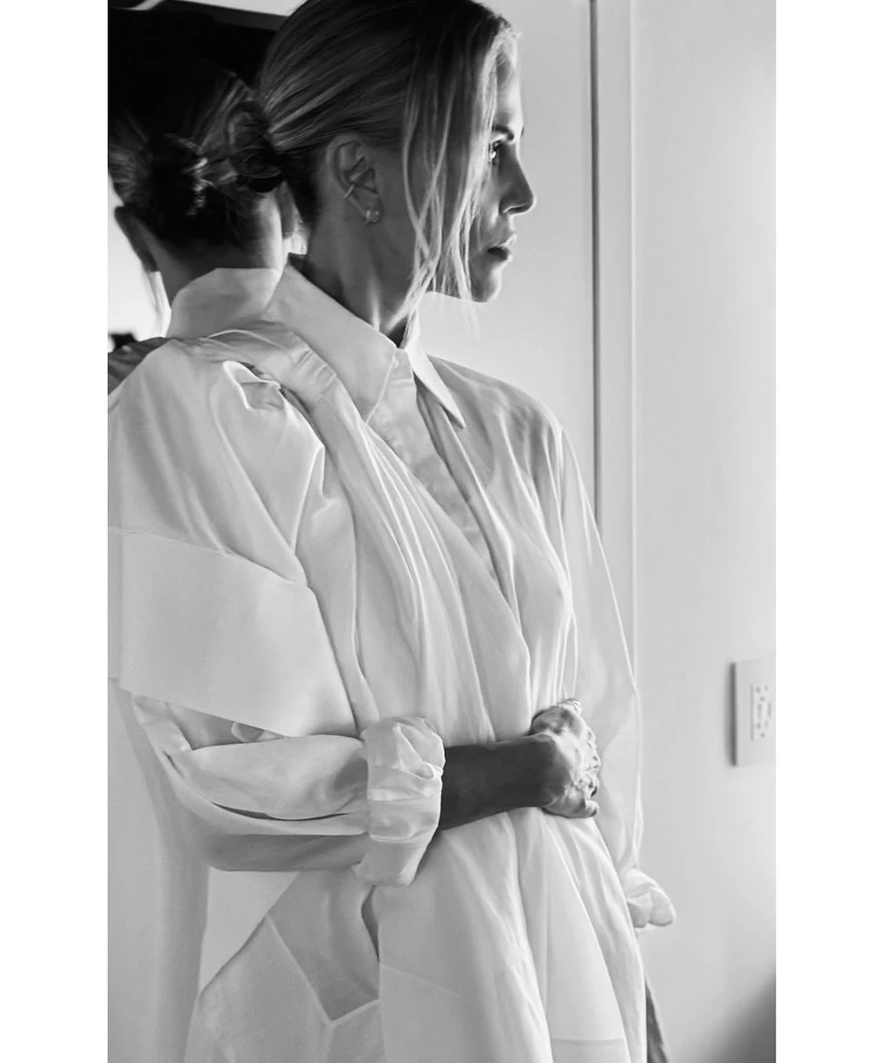 Шарліз Терон витончено попозувала у сорочці