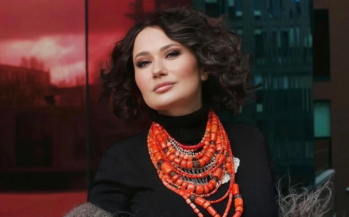 Олена Мозгова позує для фото