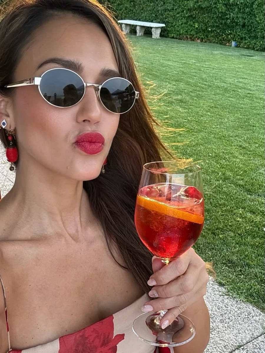 Джессіка Альба у стильній сукні показалася з алкогольним напоєм