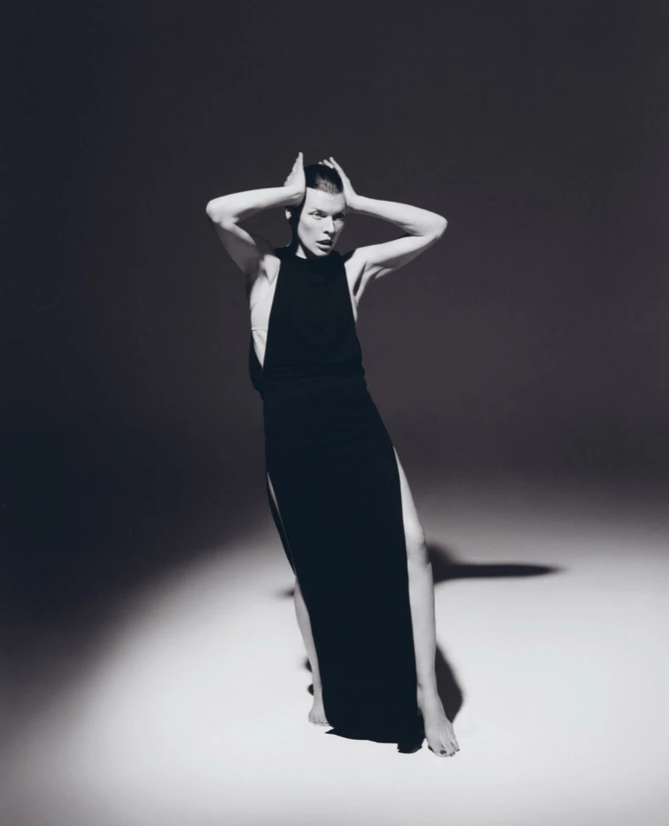 Мілла Йовович позує для чорно-білого фото