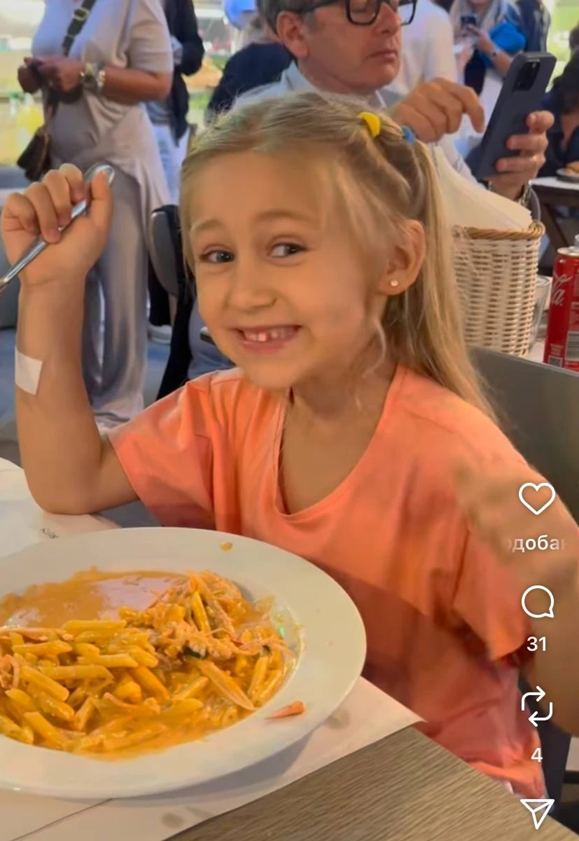 Донька Санти Дімопулос у ресторані