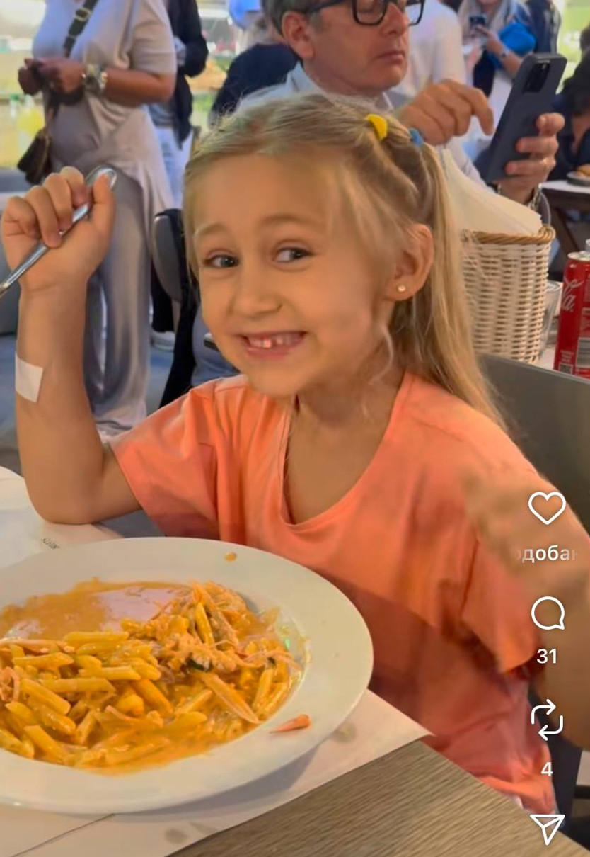 Донька Санти Дімопулос у ресторані