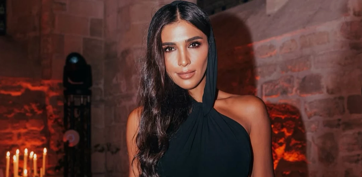 Санта Дімопулос показала, як з дочкою стоїть у місточку