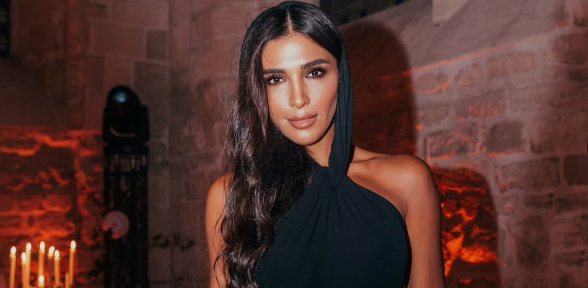 Санта Дімопулос показала, як з дочкою стоїть у місточку