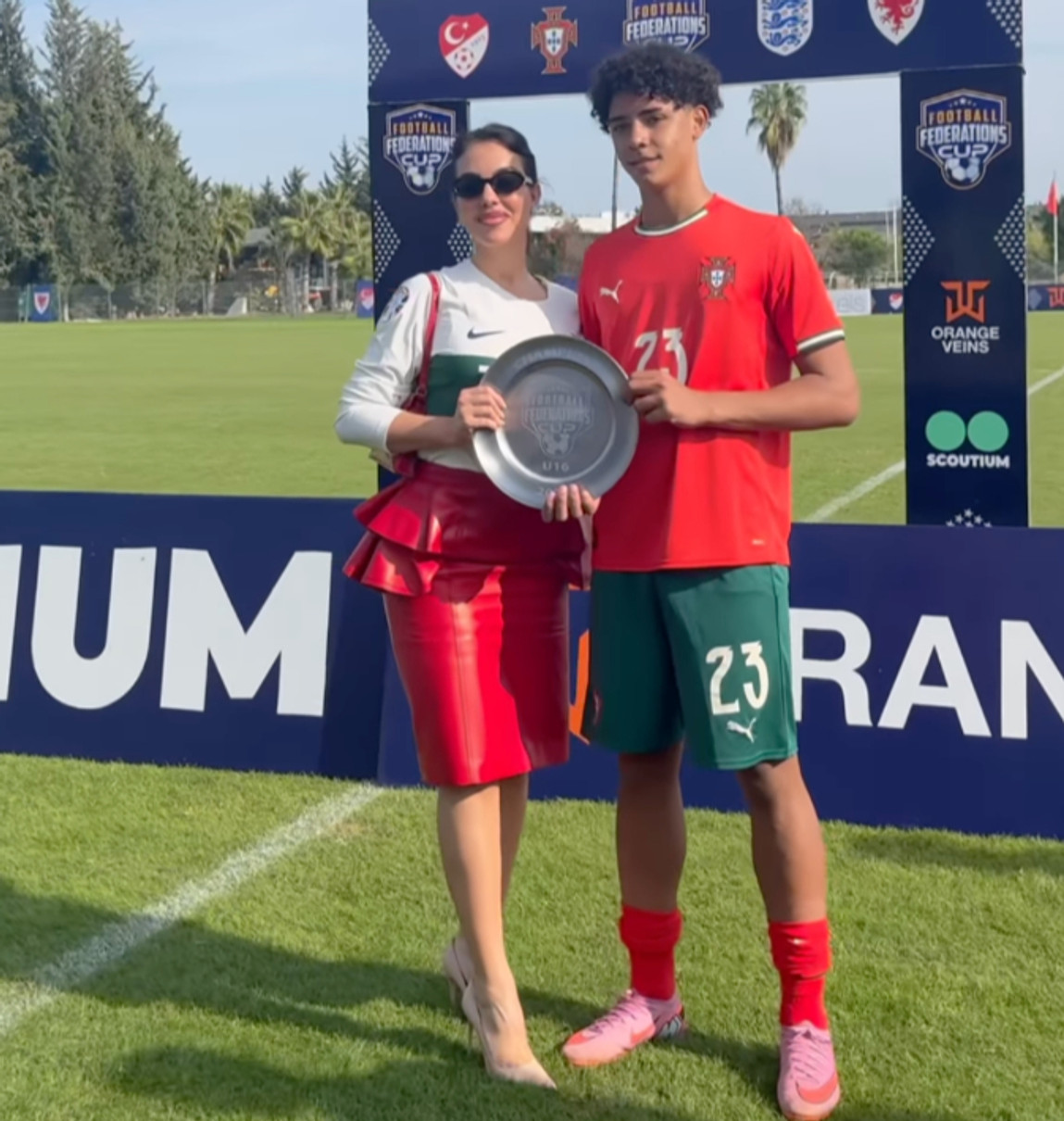 Наречена Роналду похвалилася футбольною нагородою їхнього сина