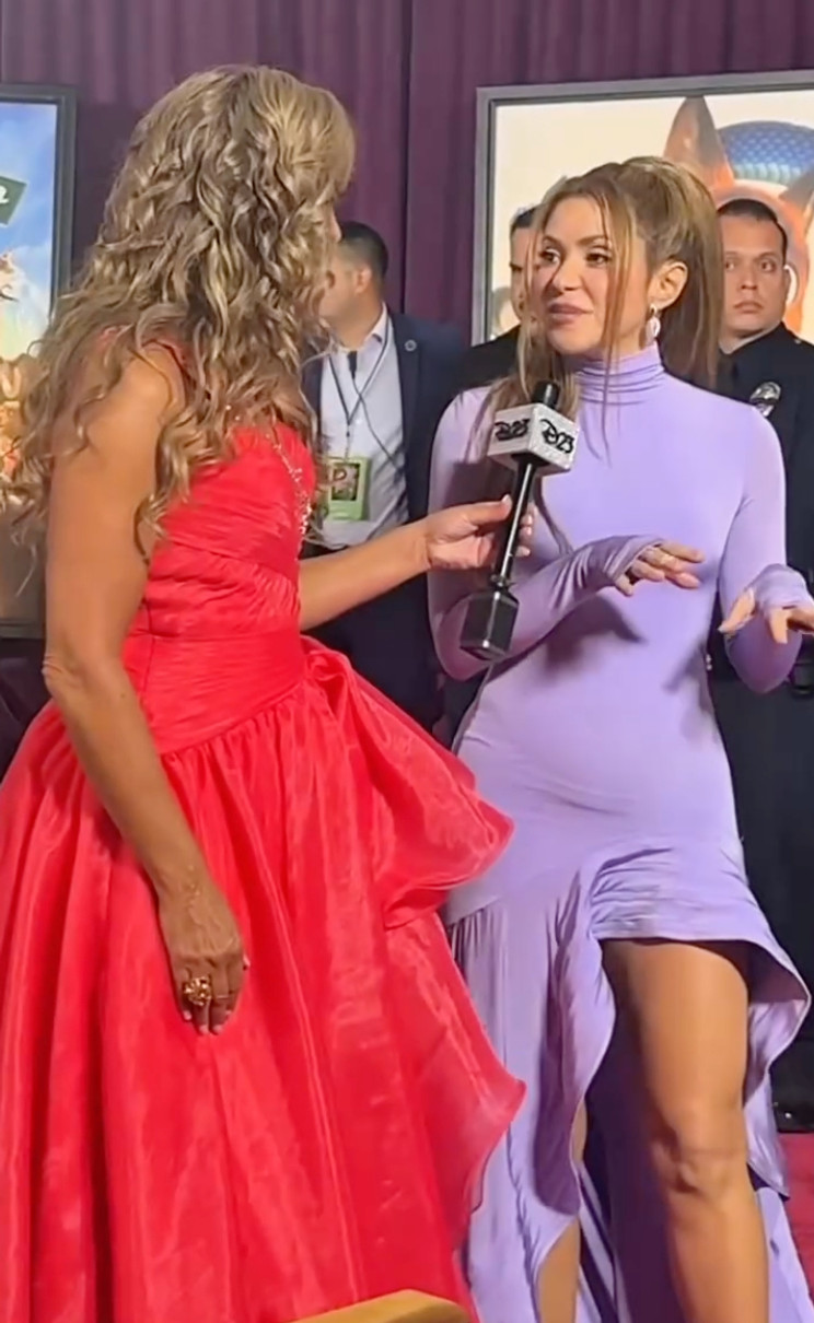 Шакіра посвітила формами в обтислій сукні з розрізом