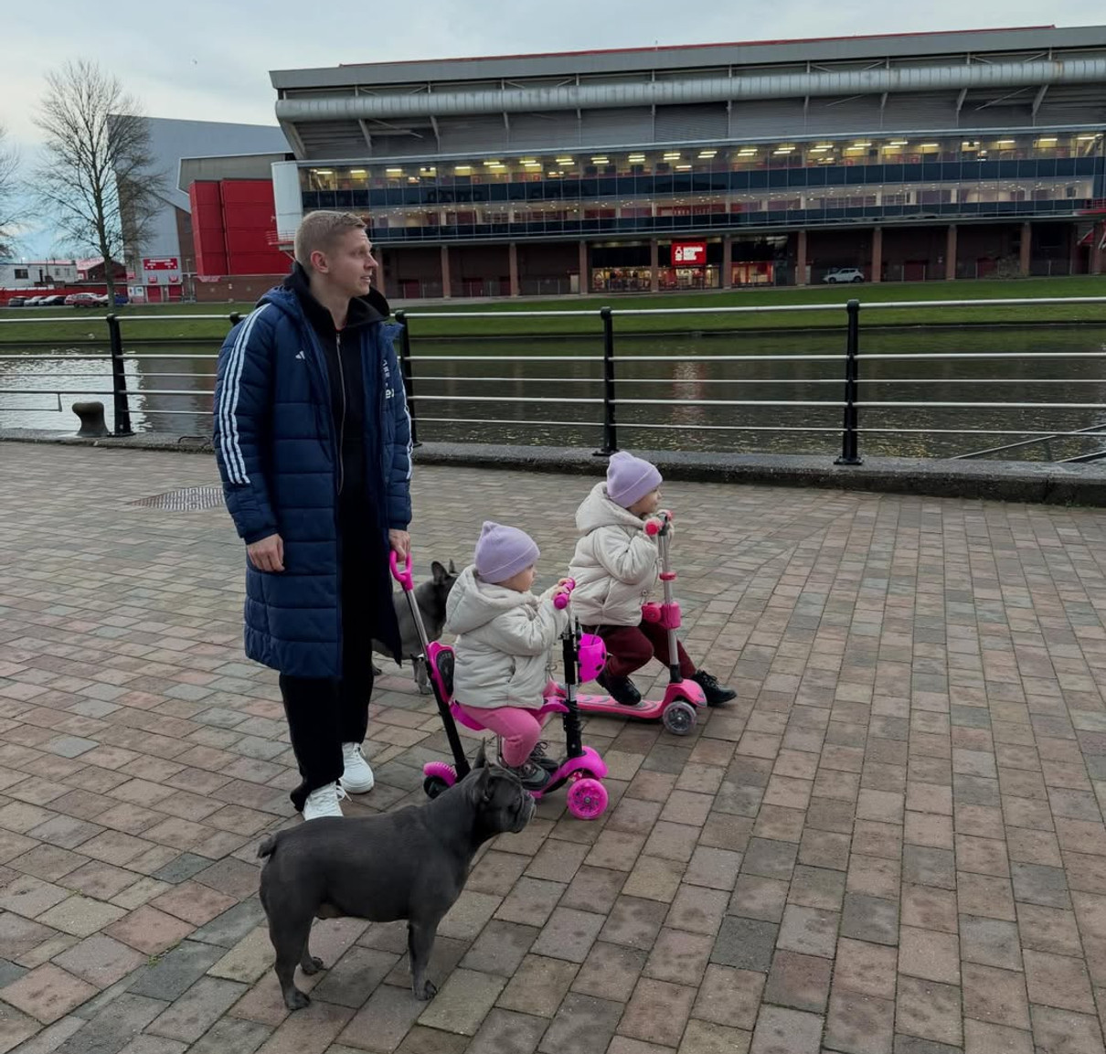 Дружина Зінченка показала чоловіка та дочок на милій прогулянці