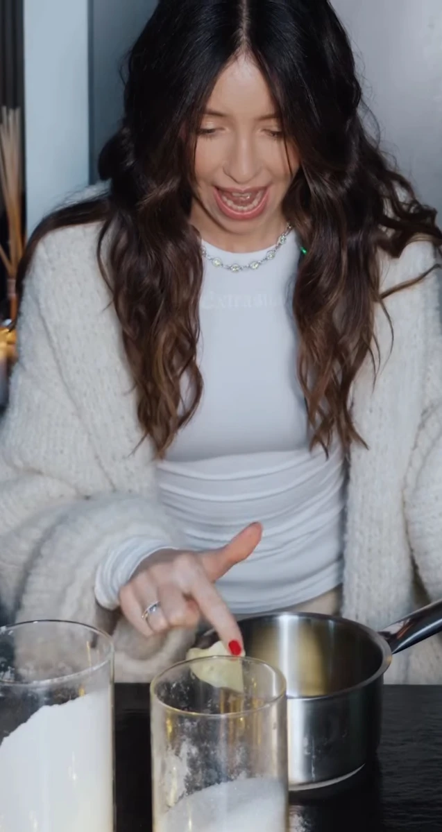 Надя Дорофєєва показала етапи приготування різдвяного печива вдома