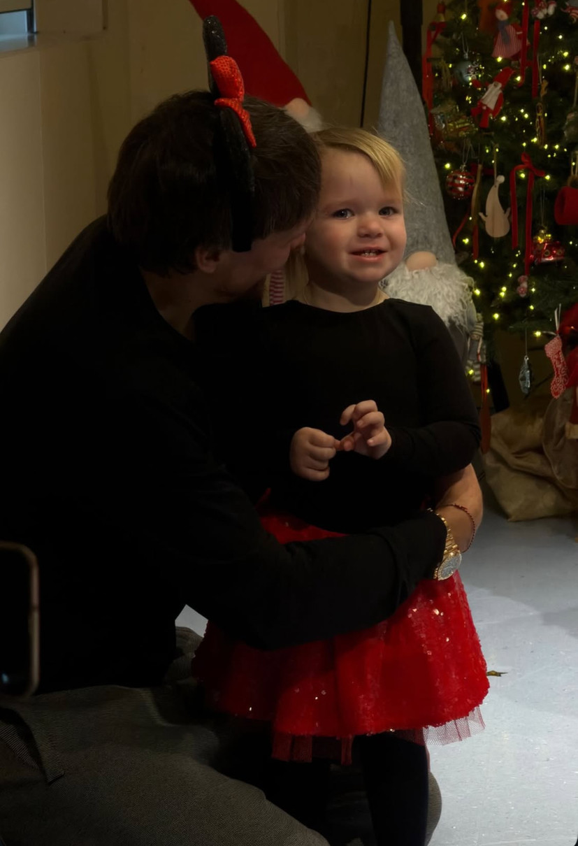 Олександр Усик показав милі обійми з доцею біля ялинки