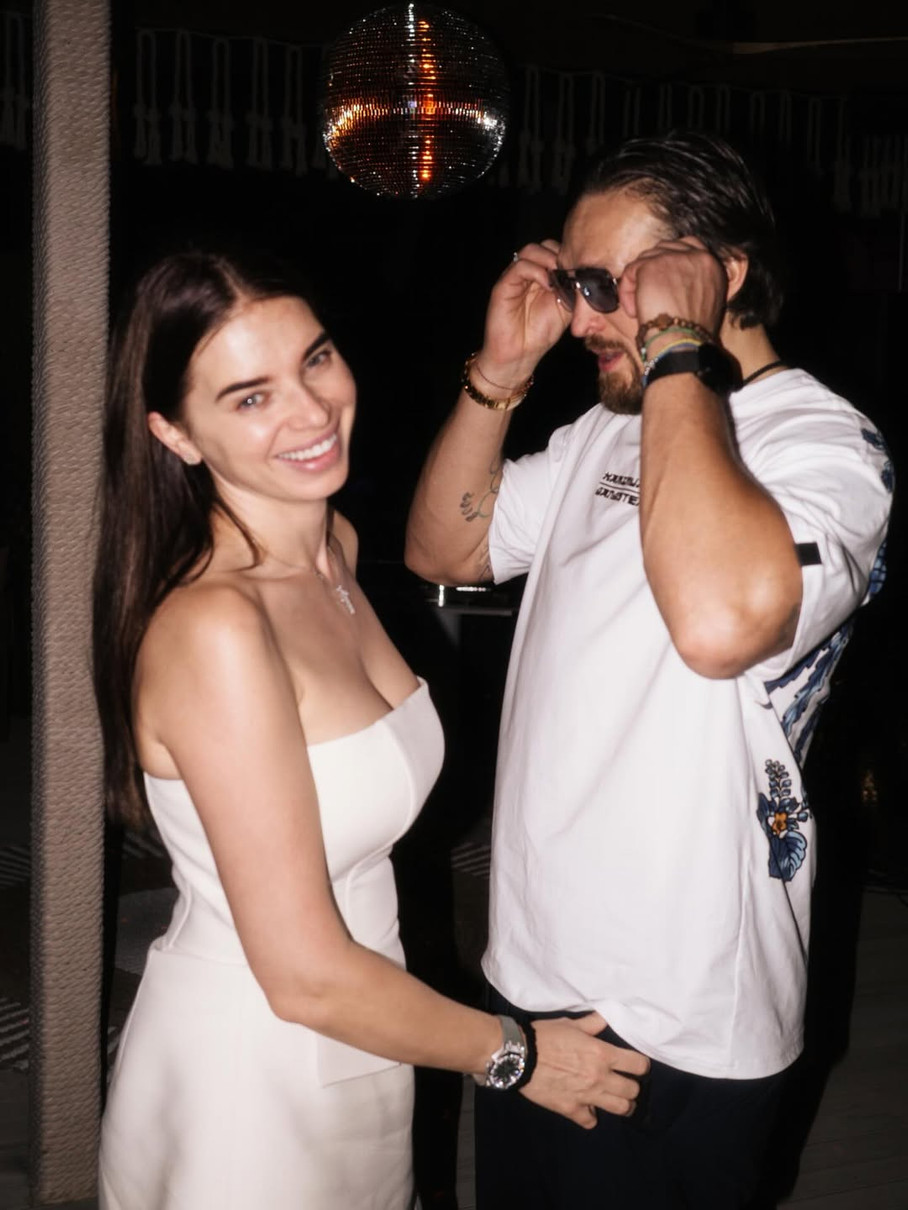 Олександр Усик попозував з дружиною в міні у Таїланді