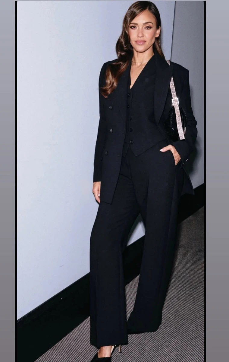 Джессіка Альба у чорному костюмі з жилеткою попозувала на Тижні моди