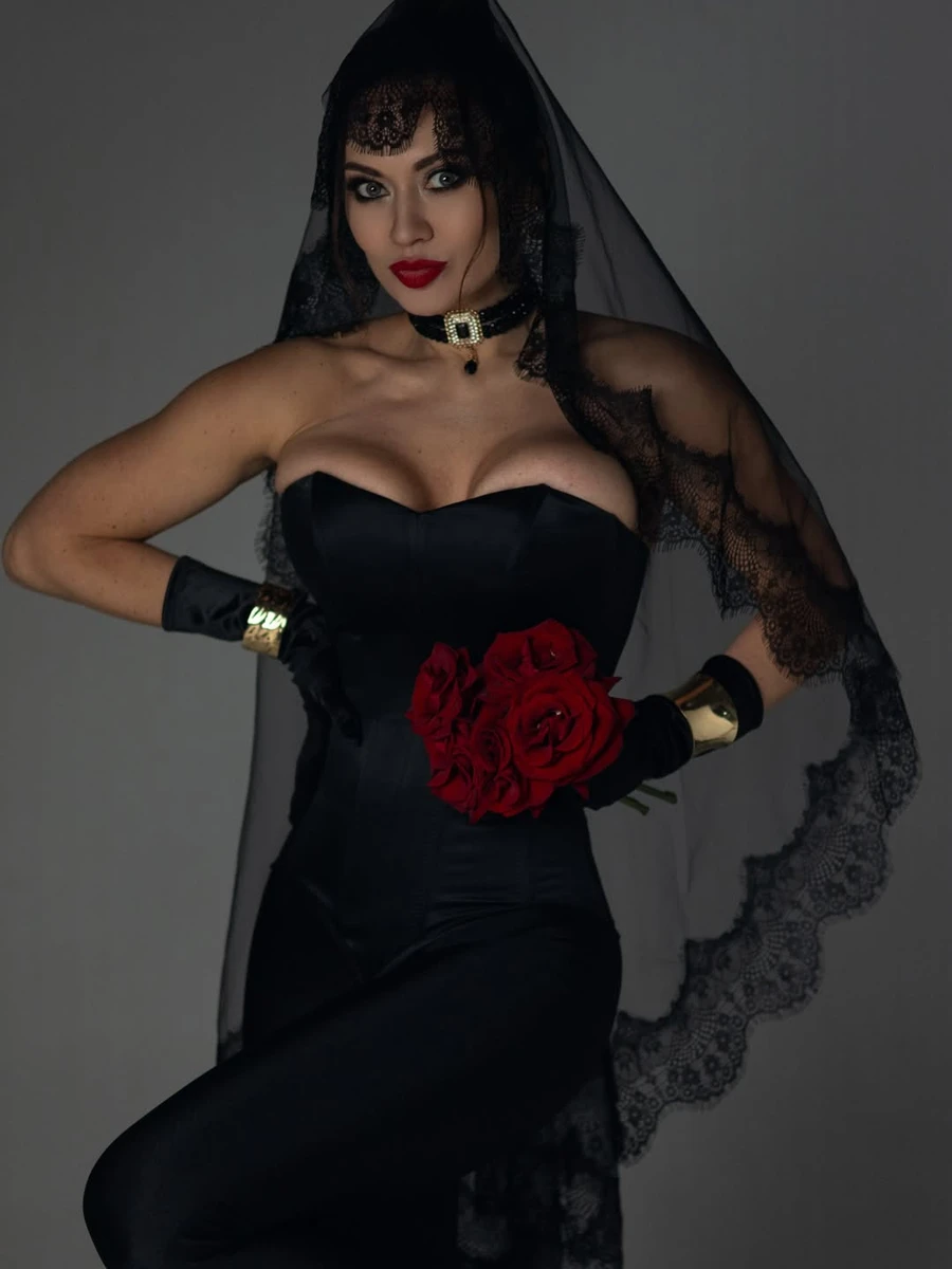 Анна Саліванчук з фатою вдала з себе наречену на сексі фото