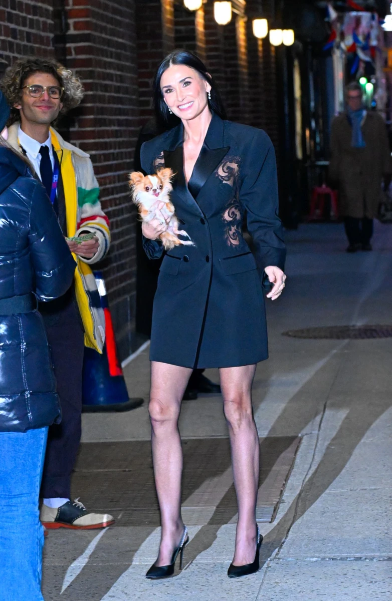 Демі та її розкішні ноги 