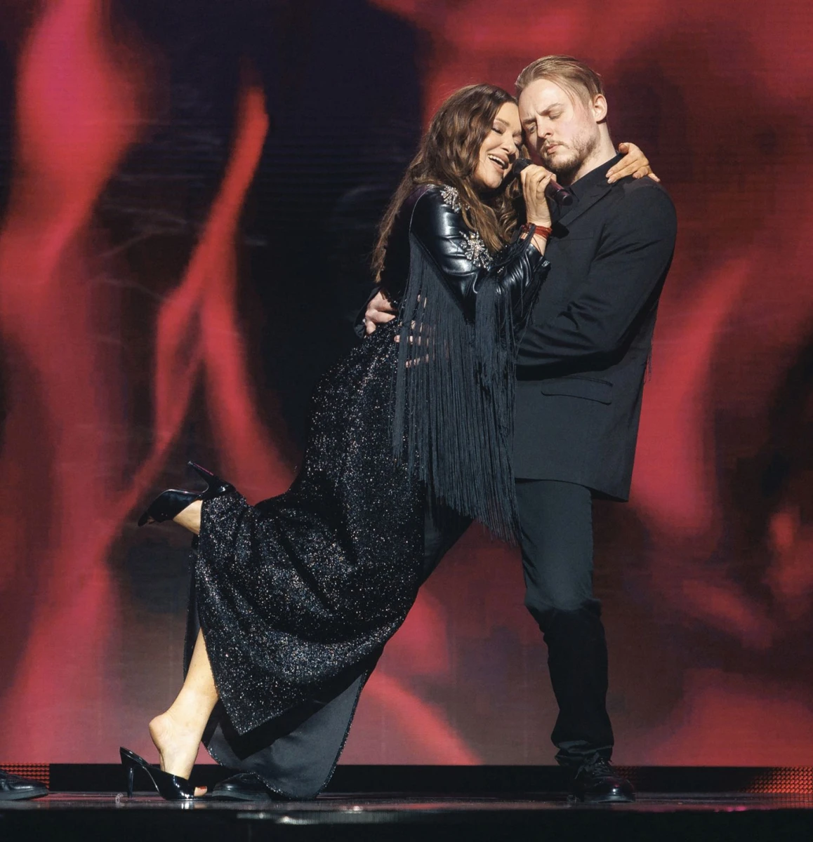 Могилевська на сцені танцює