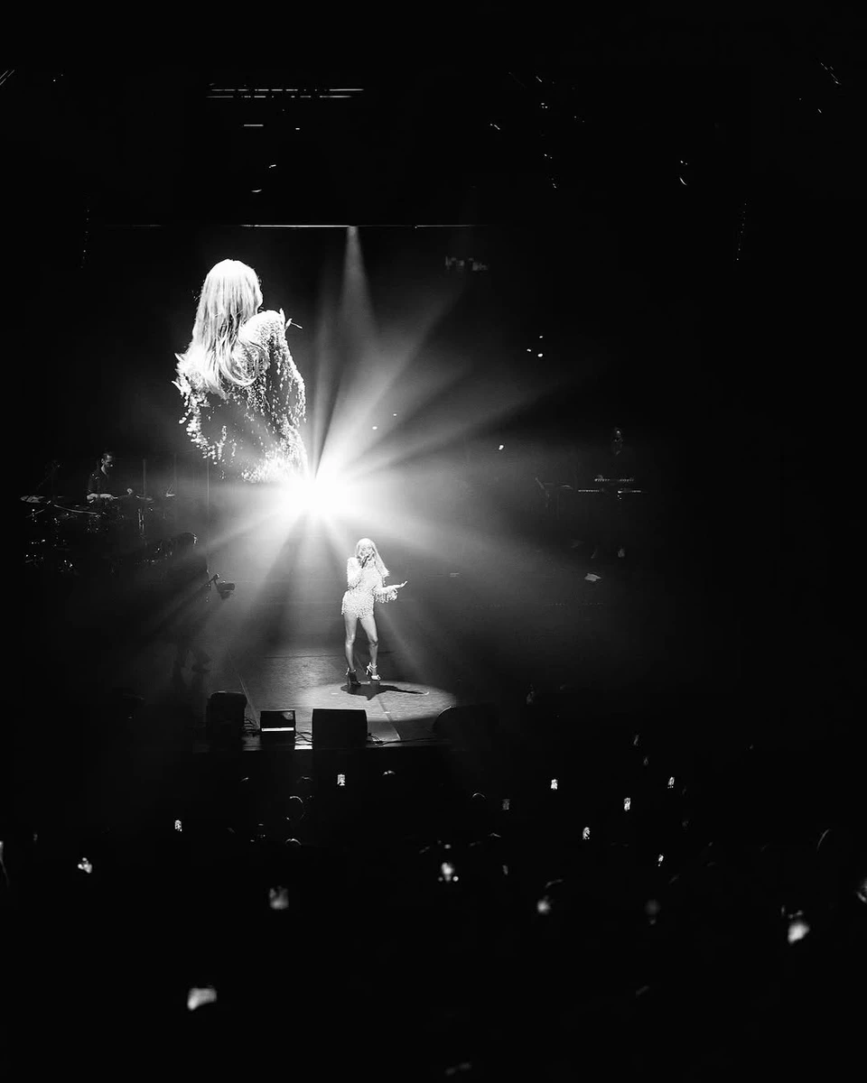 Світлана Лобода у блискучому міні виступила у Франції