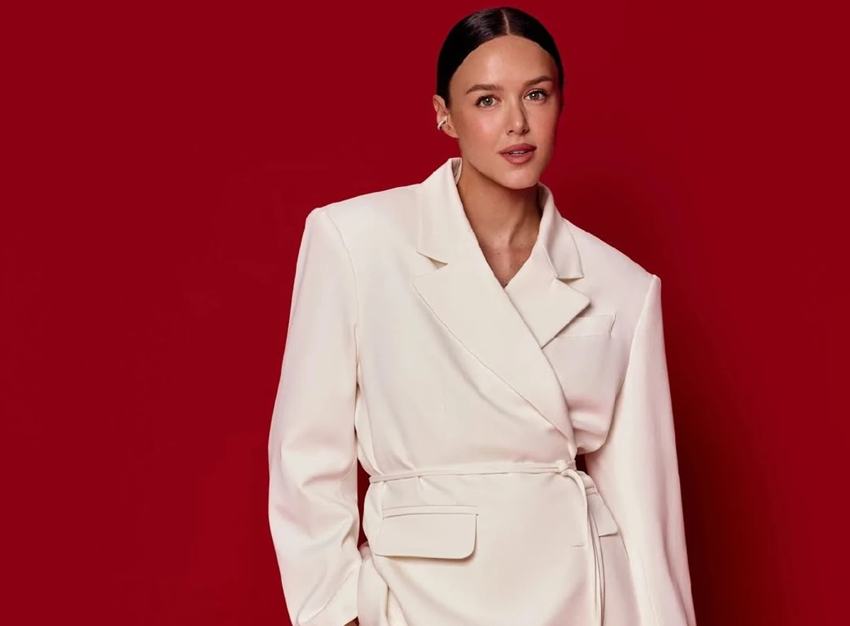 Френдій у білому костюмі