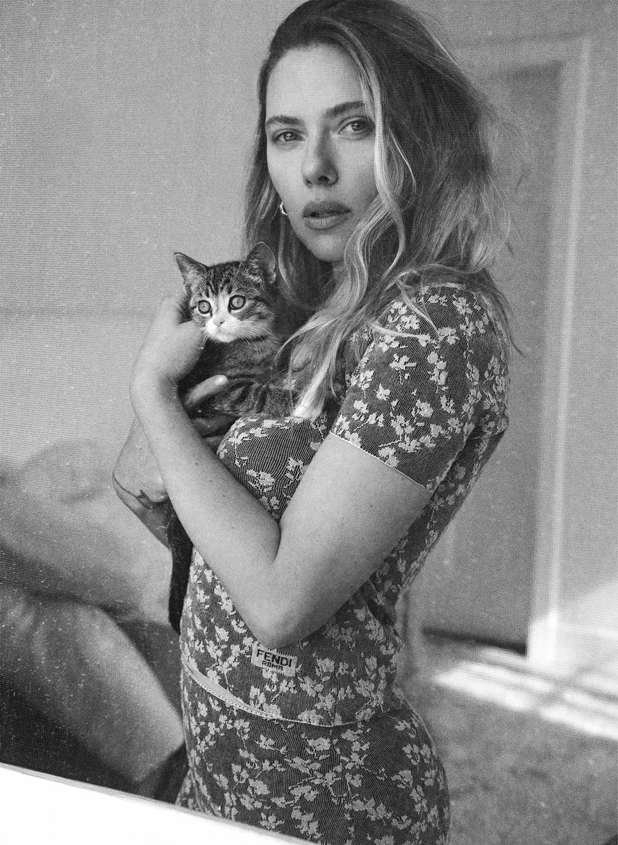 Скарлетт Йоханссон в обтислому луці потримала котика на руках