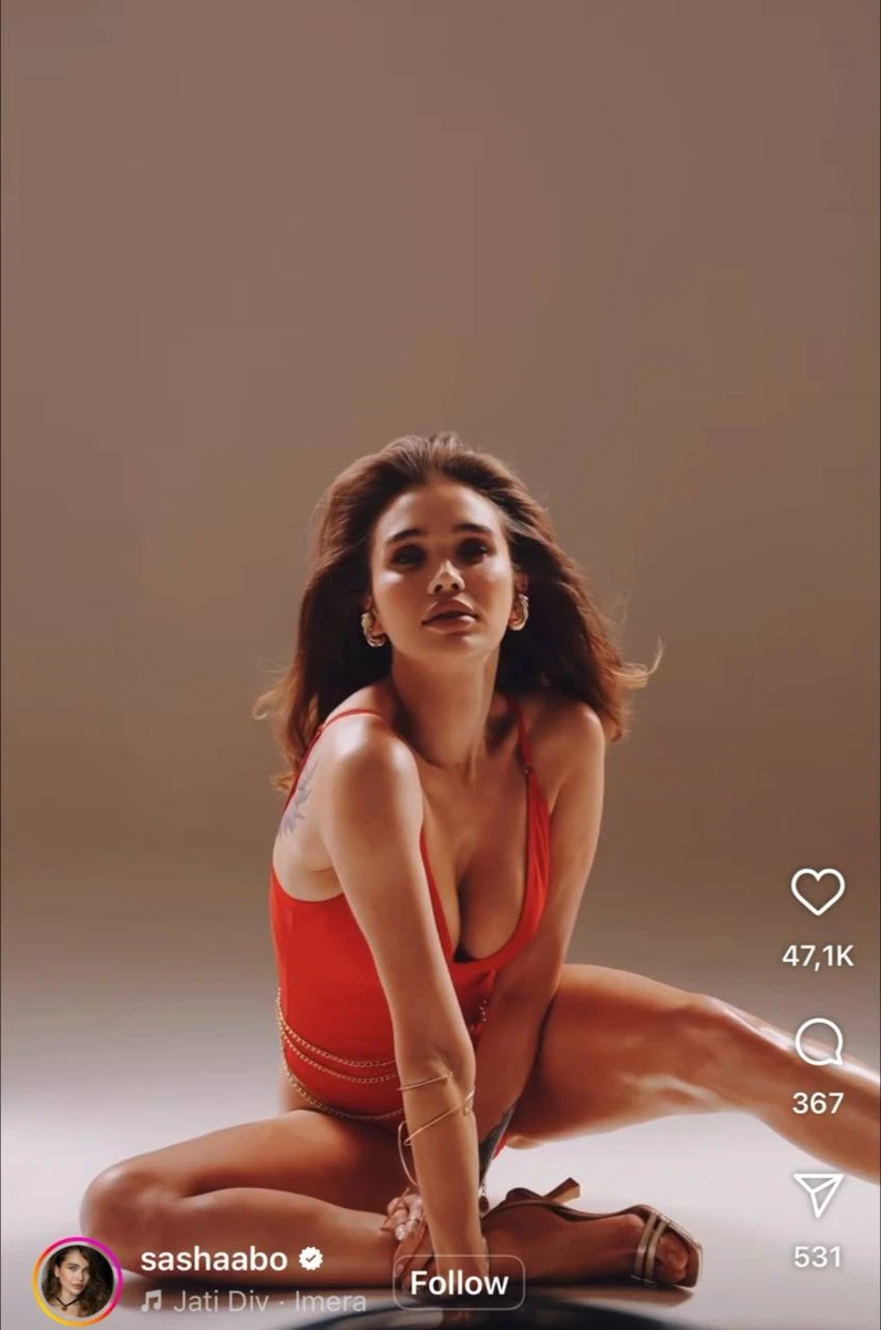 Декольте Саші Бо