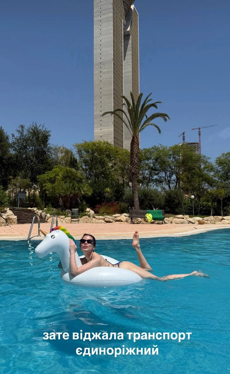 Соловій в купальнику у басейні