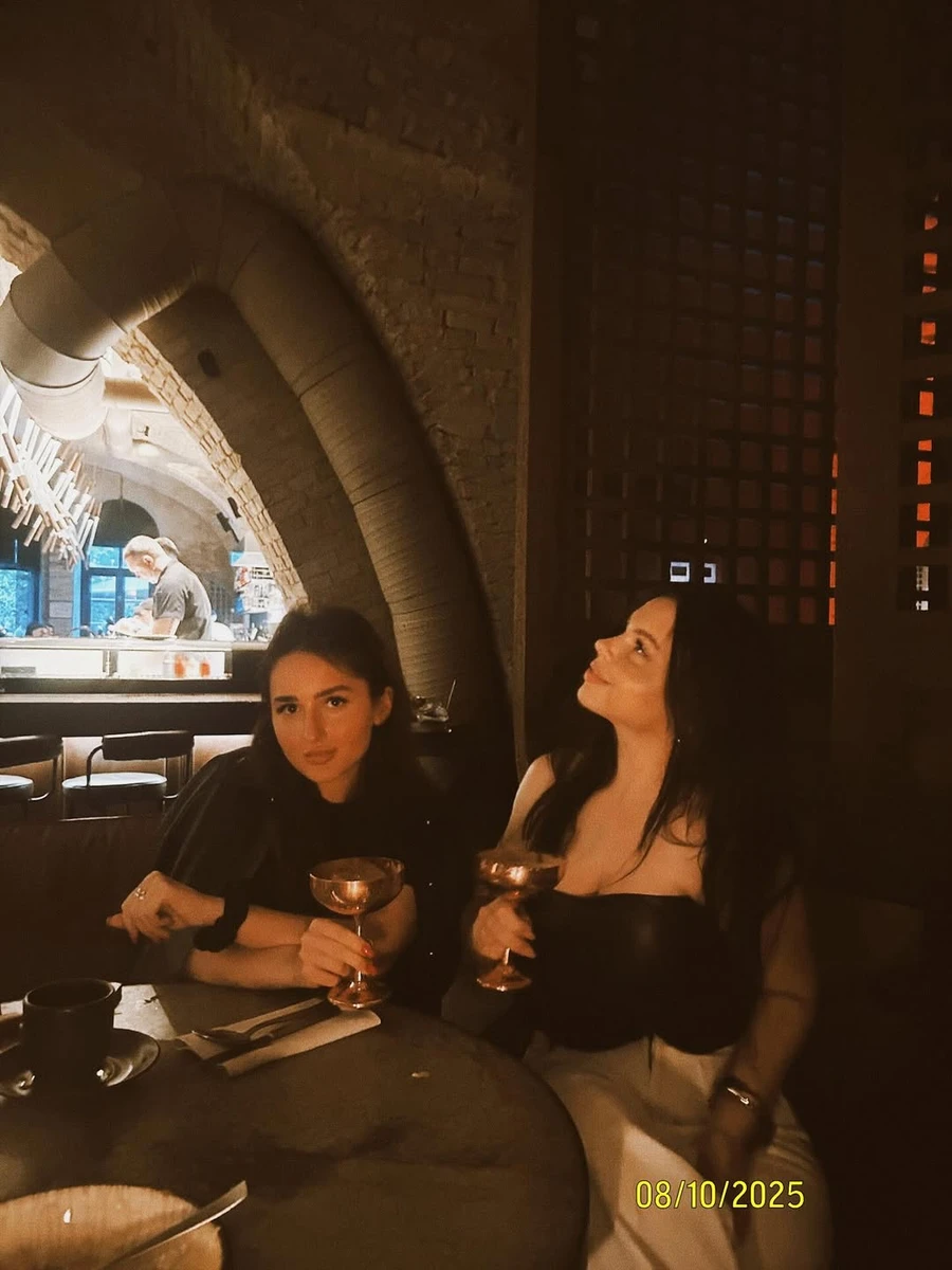 Дочка Фреймут у топі показалася в ресторані з напоєм