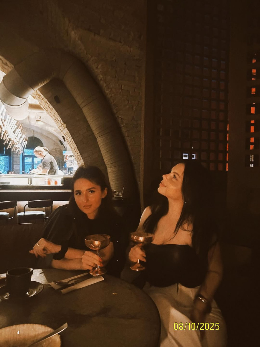 Дочка Фреймут у топі показалася в ресторані з напоєм