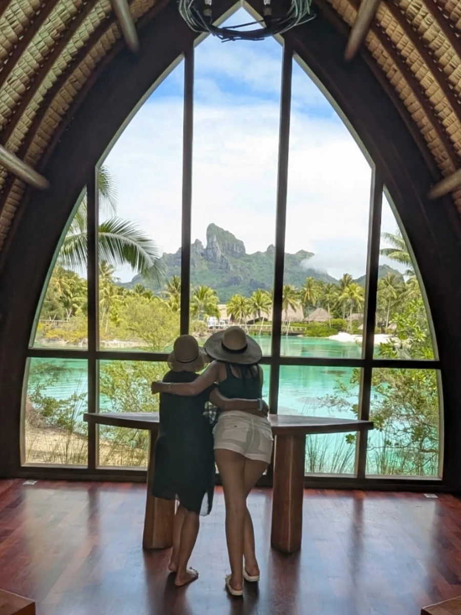 Холлі Беррі у шортах засвітила тіло на своєму 59-річчі