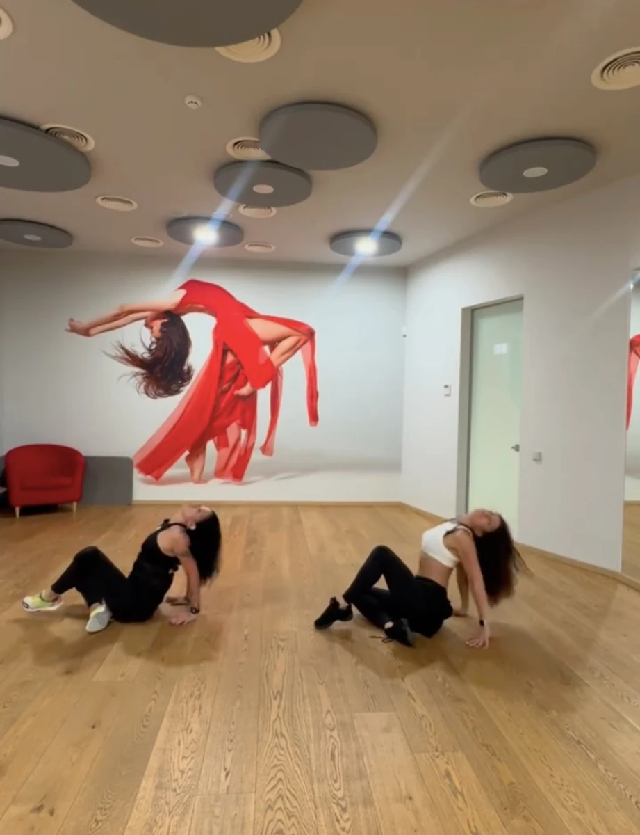 Ірина Горова у лосинах спокусливо повгиналася під час танців