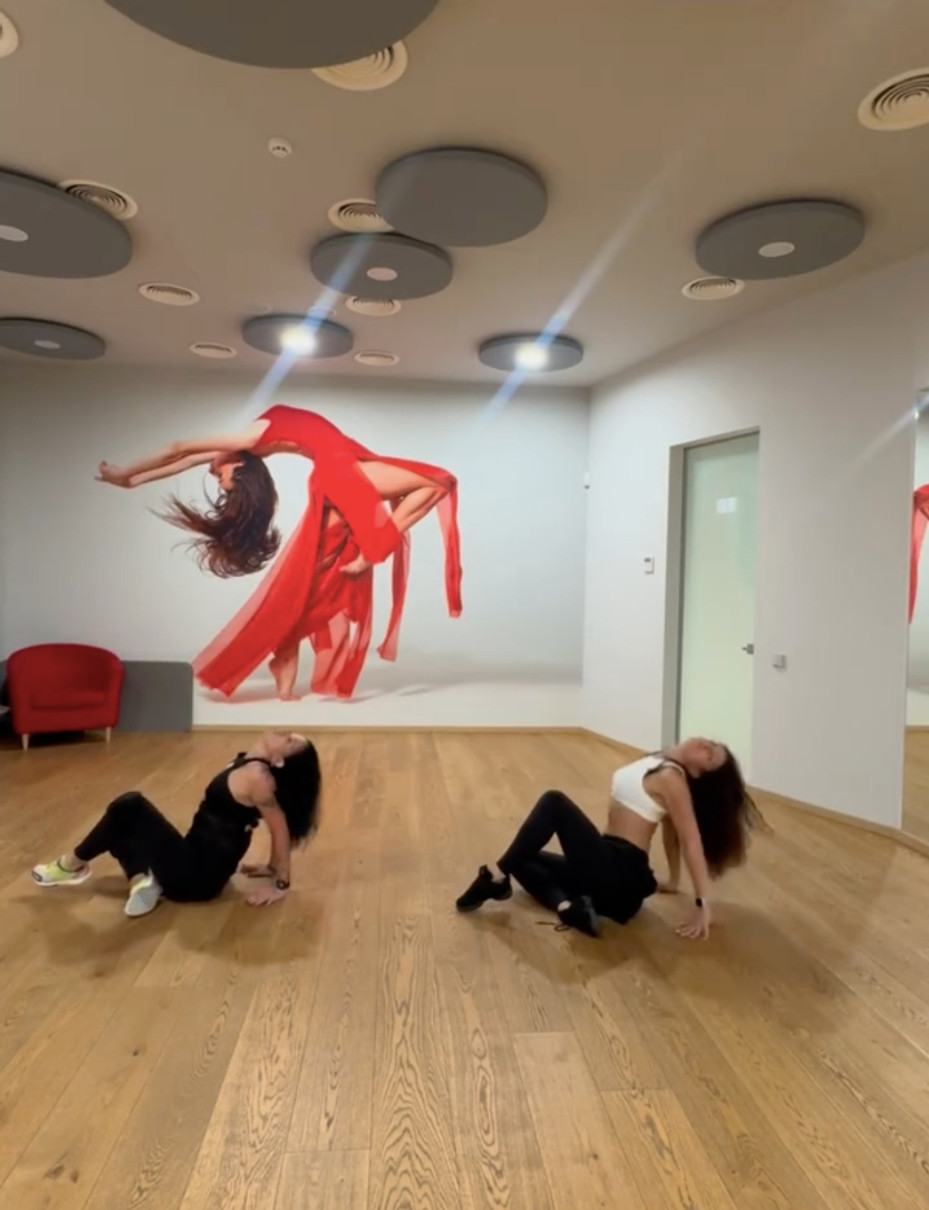 Ірина Горова у лосинах спокусливо повгиналася під час танців