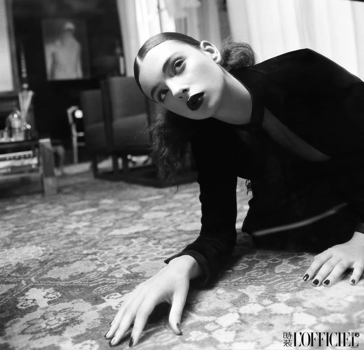 Дева Кассель з декольте прилягла на підлогу для фото в журналі