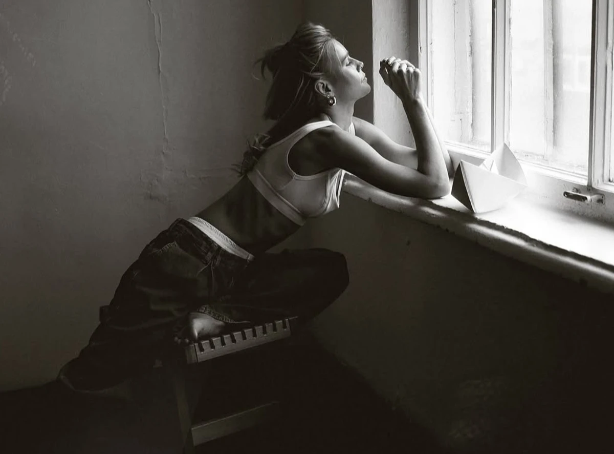 Катерина Кузнецова у топі попозувала на стільці для фото