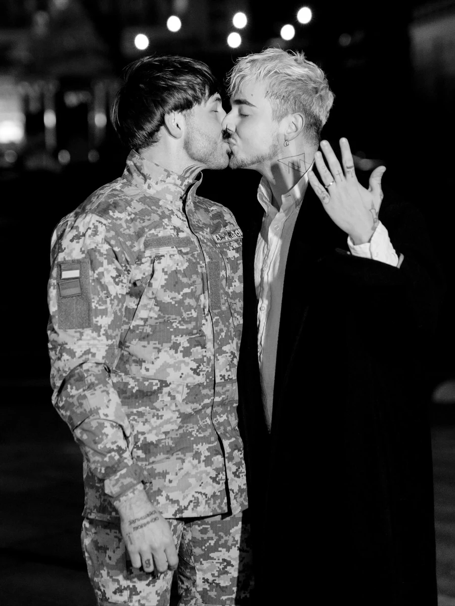 Меловін показався із коханим на фото