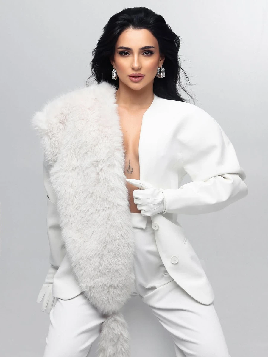 Анна Трінчер у костюмі на голе тіло попозувала з хутряною накидкою