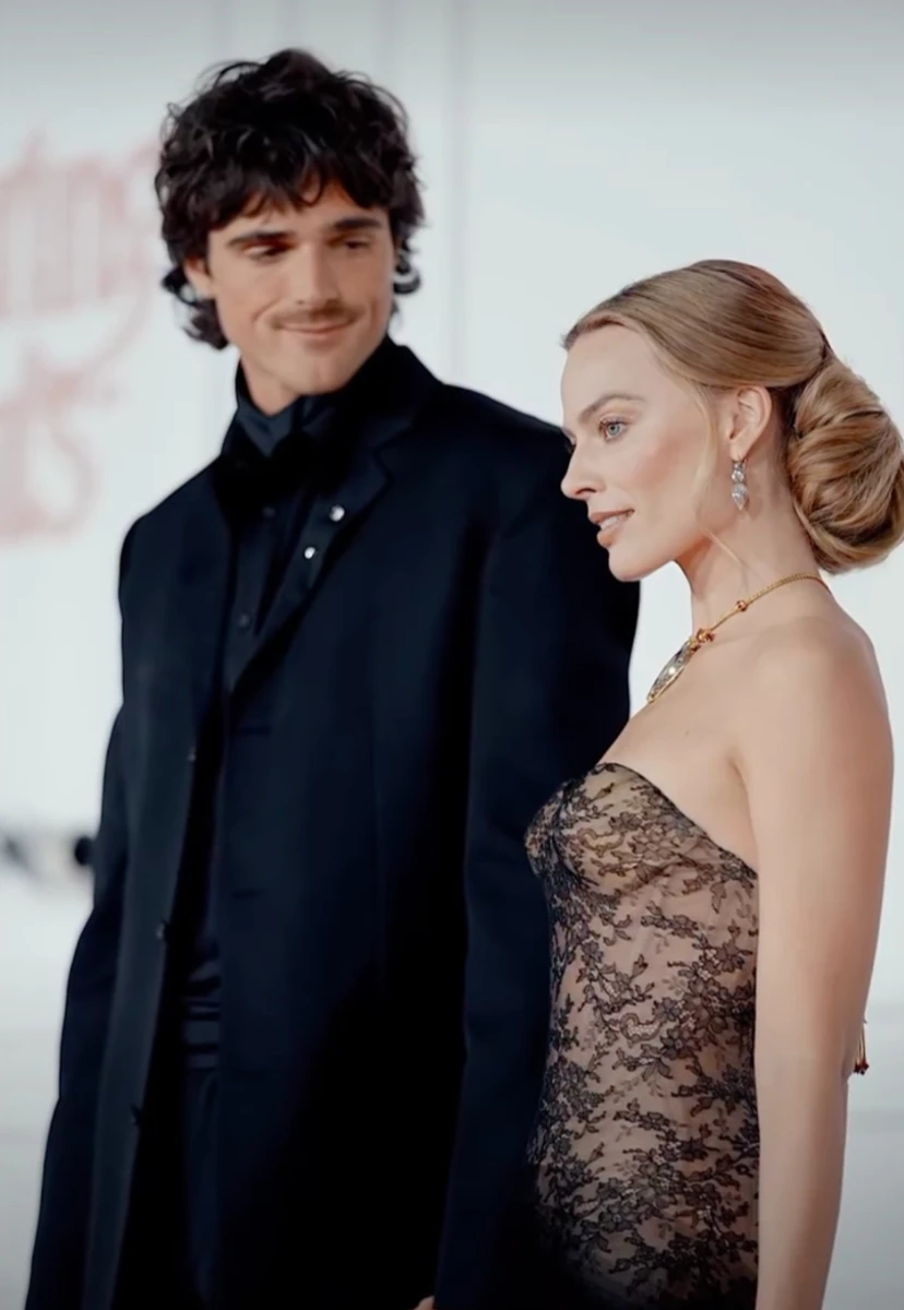 Марго Роббі у звабній сукні та Джейкоб Елорді попозували разом на хіднику