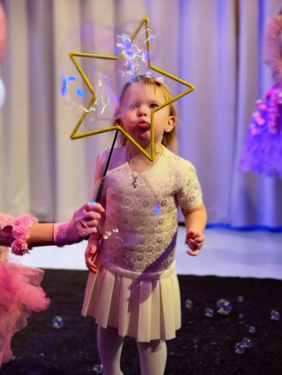 Олександр Усик з дружиною показали дочку з мильними бульбашками