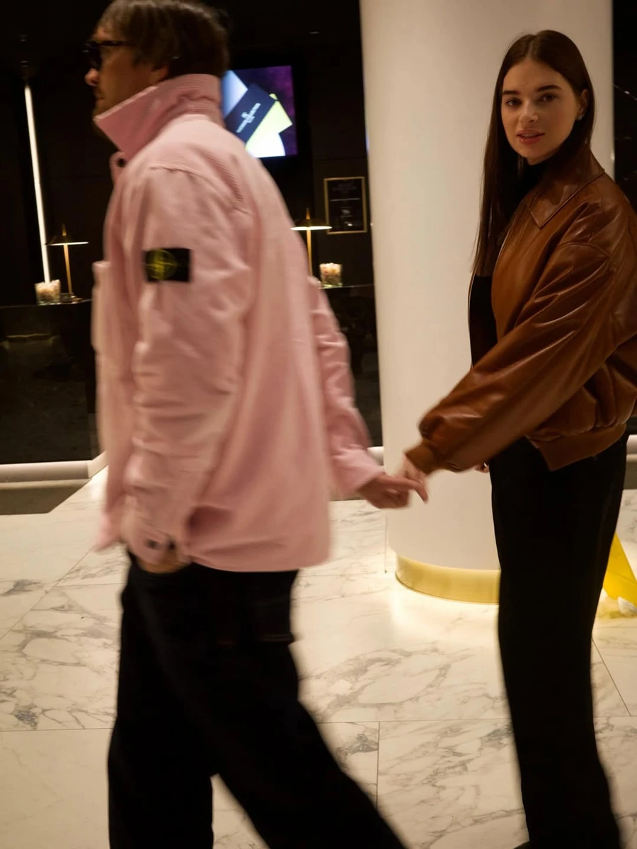 Олександр Усик попозував зі стильно дружиною в Естонії