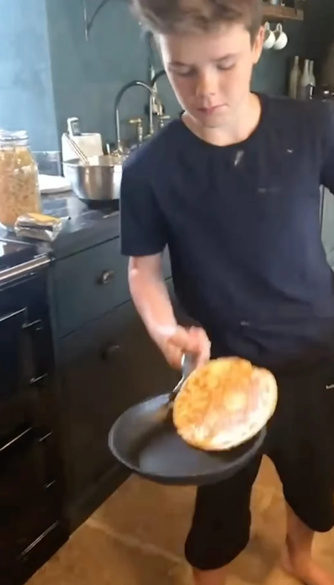 Девід і Вікторія Бекхеми показали сина за готуванням