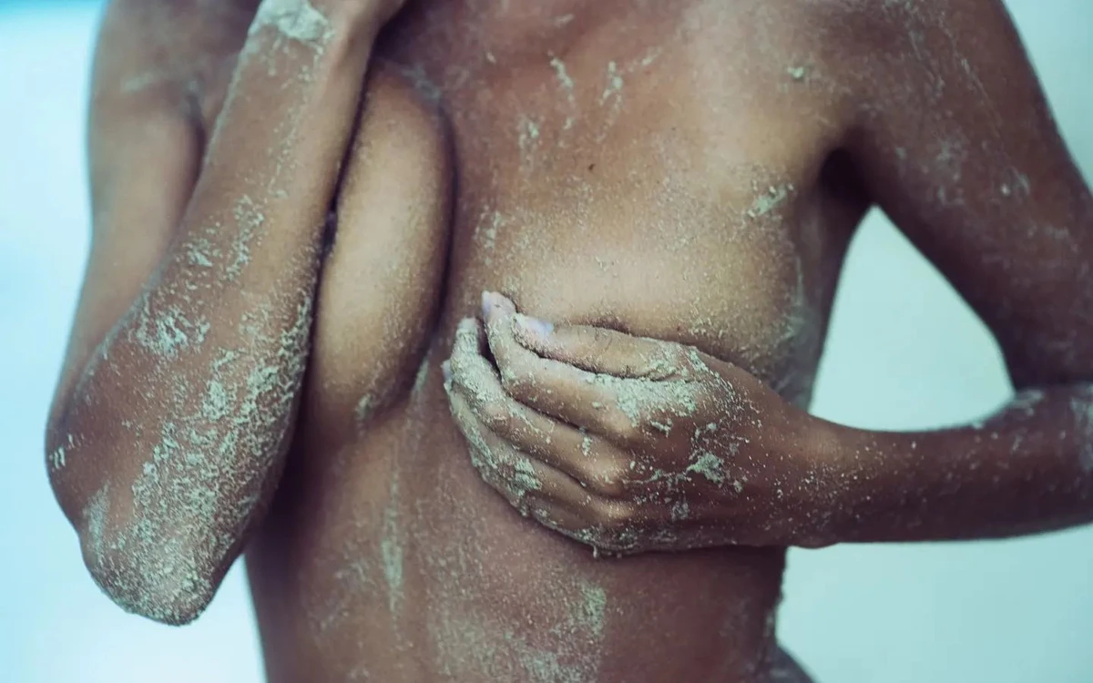 Консулку України у Домінікані розкритикували за фото топлес