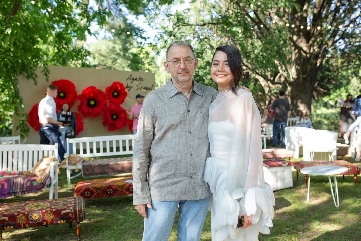 Художник Павло Маков приїхав з Харкова, щоби привітати Севгіль з важливою подією