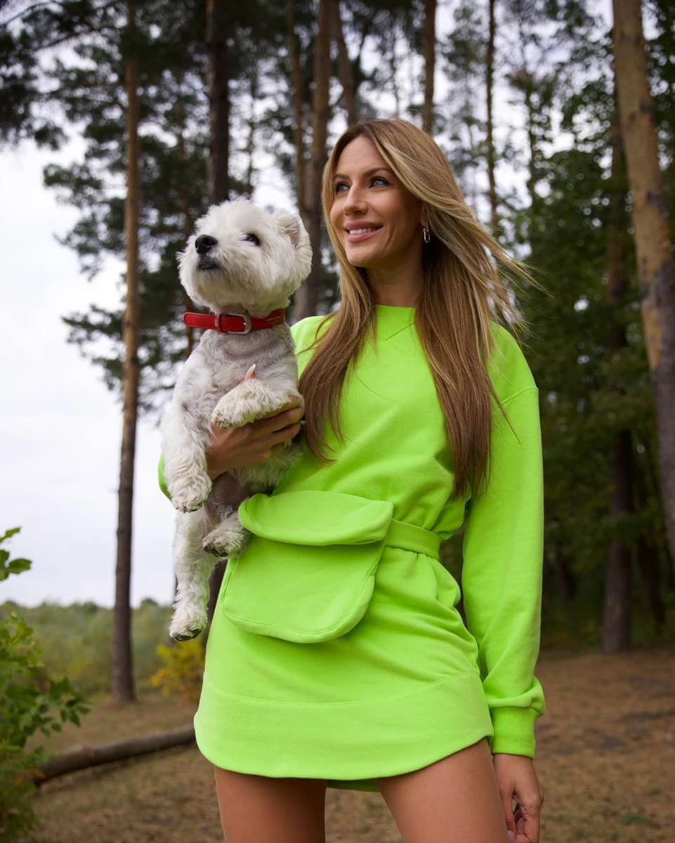 Яскрава і усміхнена Нікітюк виділяється на тлі сірих пейзажів