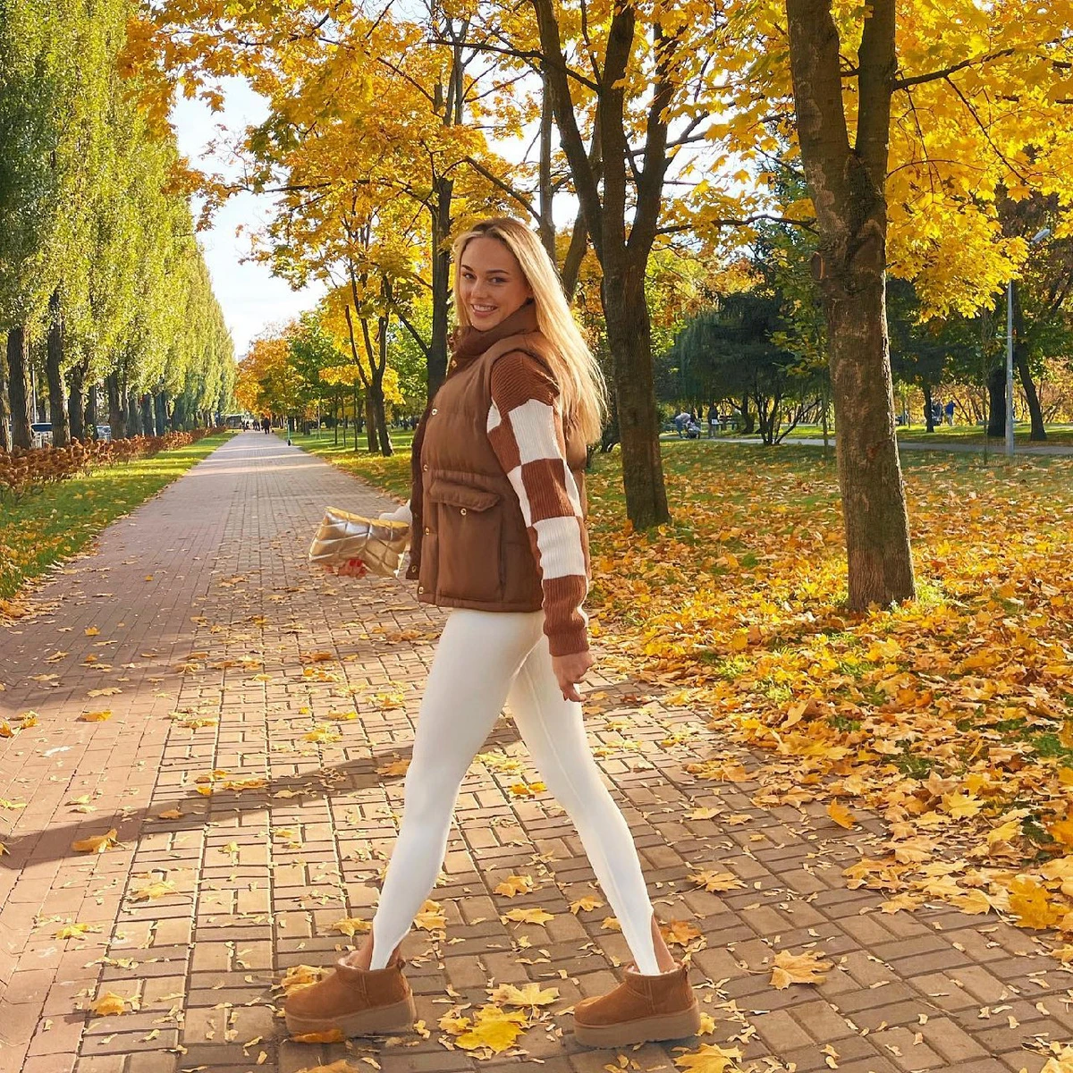 Дар'я на прогулянці в парку